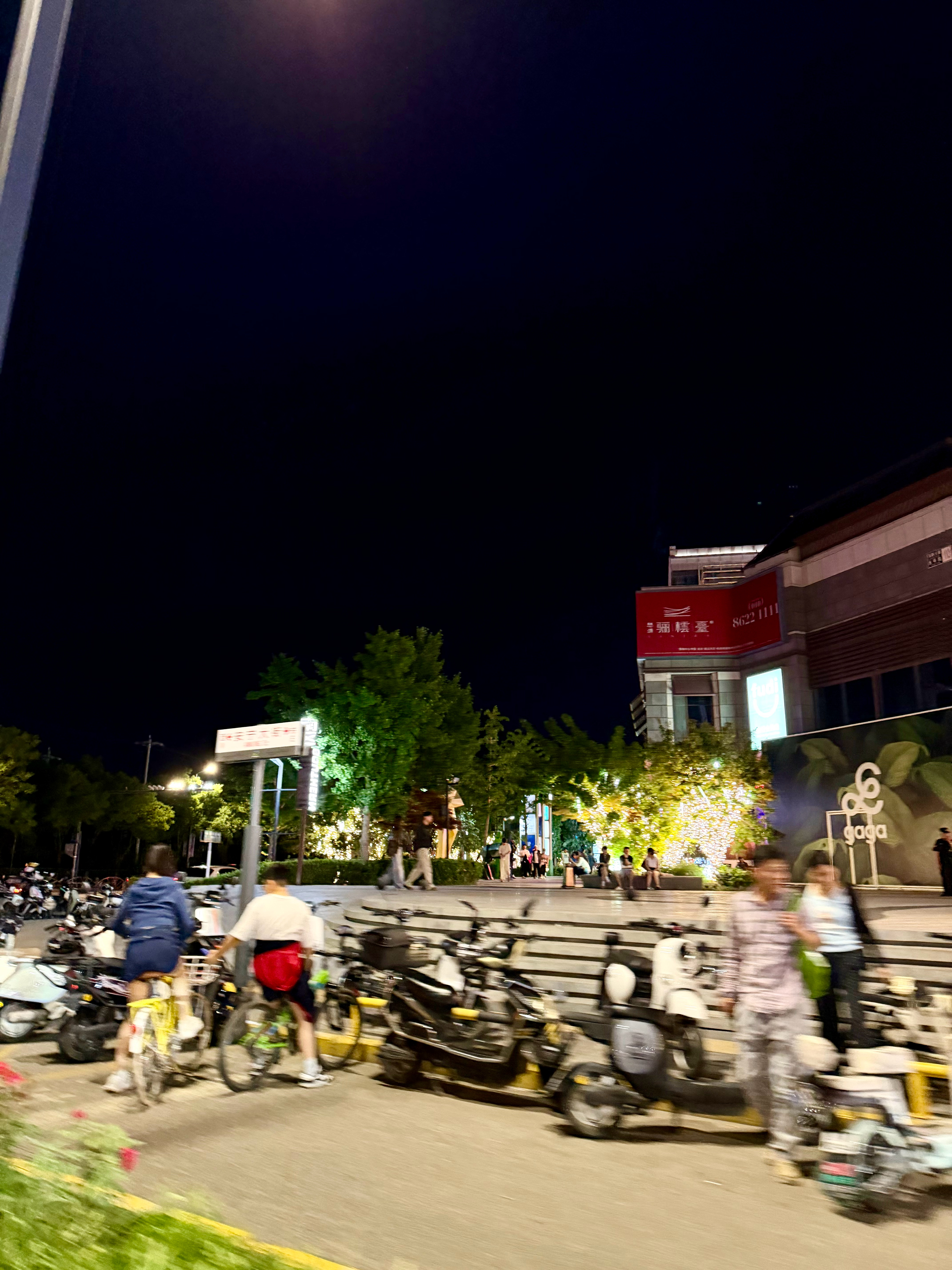 北京今天天气太完美了，晚上出门吃了点小寿司，然后坐车去逛个小超市。幸福感拉满，家