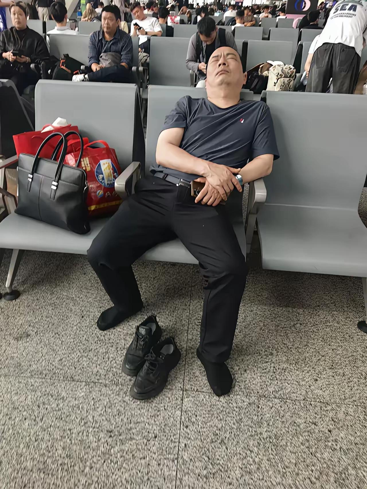 半生对比下来，我终于信了命运早已注定
 
我是相信命是注定的，以我做例子，初中我