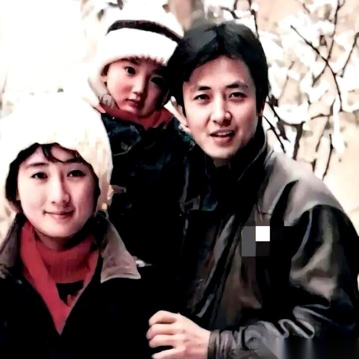 一说当年的帅哥，都提唐国强。
但我跟你讲，有个人，唐国强站他边上都得往后稍稍。