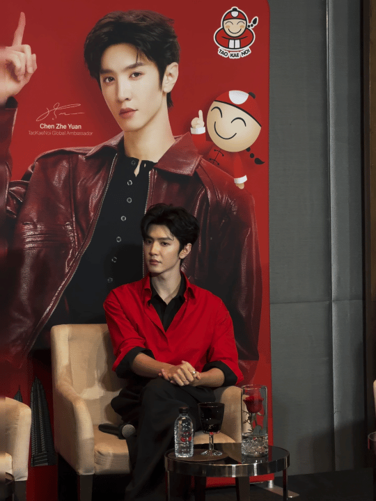 陈哲远泰国红气养人陈哲远好亮眼的红黑三七分红衫衬得眉眼愈发清俊，三七分发型利落又