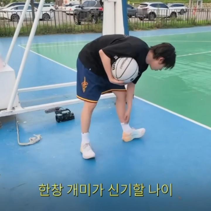 正是觉得蚂蚁新奇的年纪 ​​​