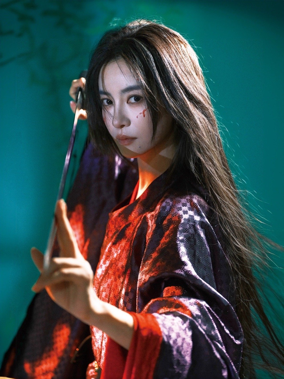 李晟 女驸马李晟“执剑之人”写真尽显“女驸马”风范。墨装束发间，贵气与侠气交织，