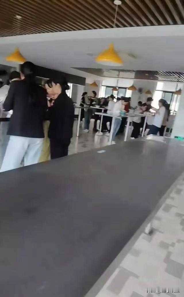 浙江一公司，让员工站着吃饭。这家公司位于温州。
看视频里，女性居多。内部工作人员
