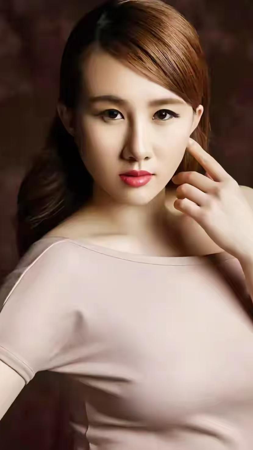 孟瑶（原名孟尧），山西大同人，毕业于北京舞蹈学院，知名“晶女郎” 。凭借《我的老