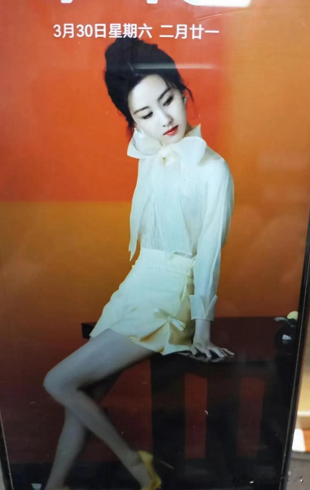 感觉今年的经济形势比去年还紧张
所有行业都一滩死水
扎堆儿的星巴克也冷清了不少
