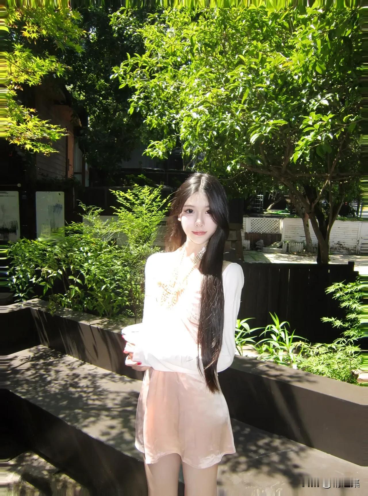 阳光洒落，少女在绿意盎然中绽放微笑🌞🌿👧