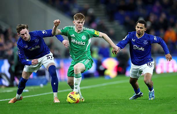 埃弗顿1比4纽卡斯尔 这场球的关键词叫，两翼齐飞。纽卡斯尔本赛季客场总是进不了球