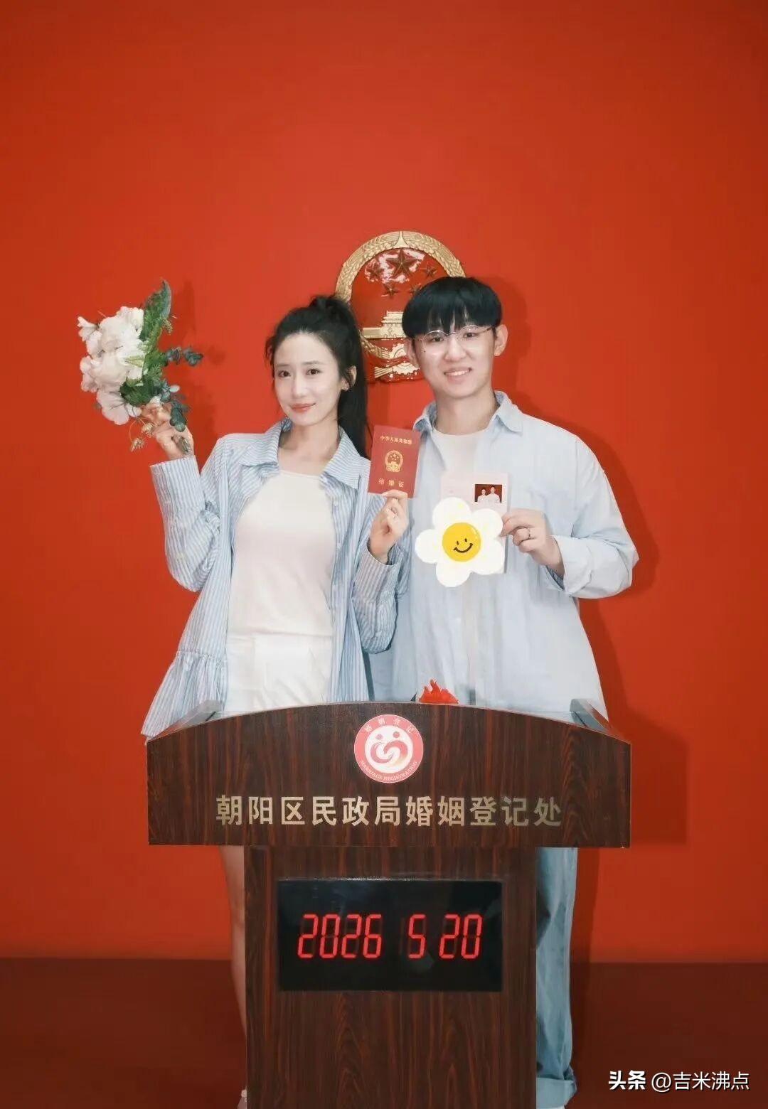 邓帅孟菲520领证了，舞台搭档变夫妻这事不稀奇，可他们到底图啥？
昨天刷到邓帅发