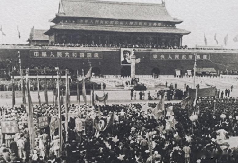 开国大典期间，周总理决定采用日本人设计的方案，却遭到当时故宫管理者的坚决拒绝，最