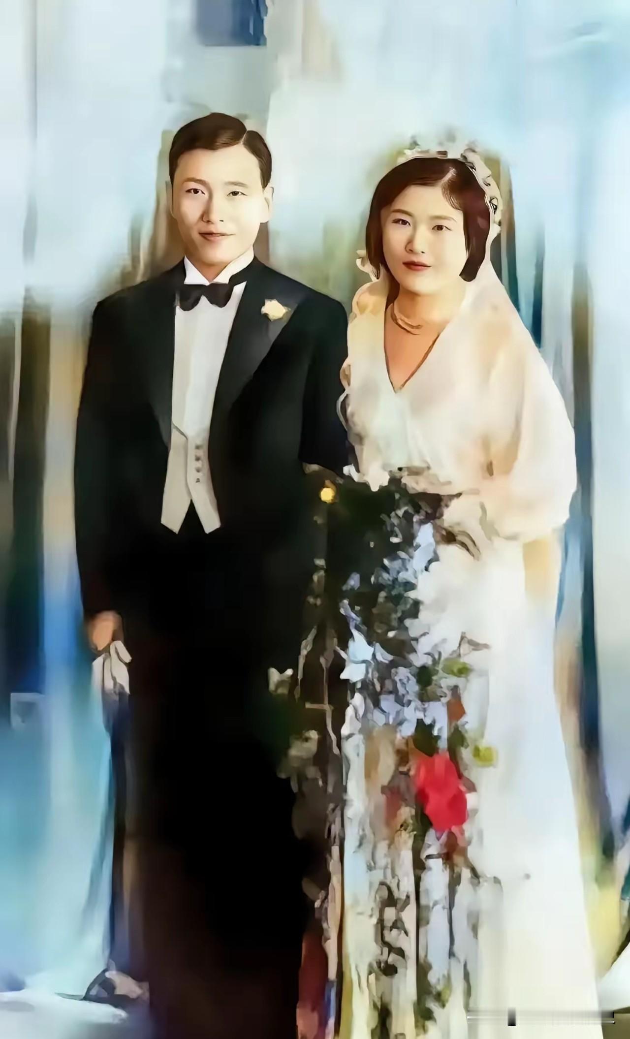 这张婚纱照，是国军中将宋希濂与妻子冷兰琴新婚之际的珍贵影像。
宋希濂身着精美黑色