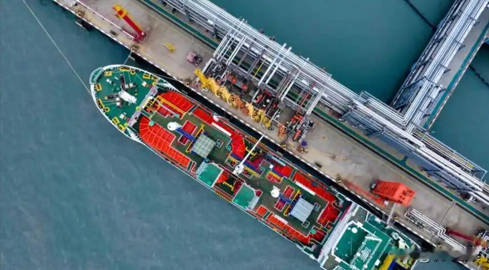 打破垄断！全球油荒时终见分晓，30年布局立大功

当下国际局势动荡，能源供应紧张