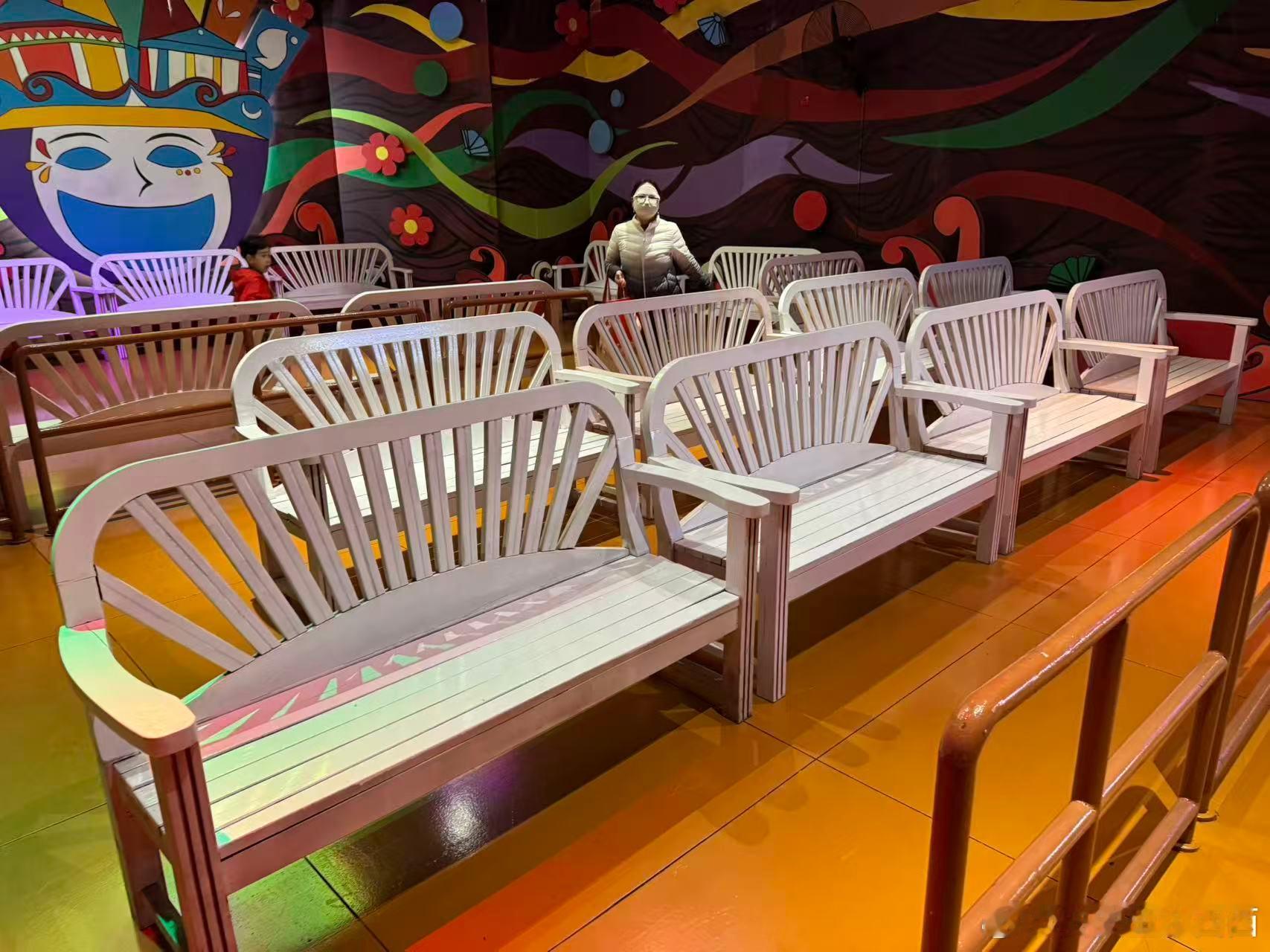 阿莫斯今天在方特玩给我发来一张图我第一反应是排队人少第二反应是不会让我看图中的女