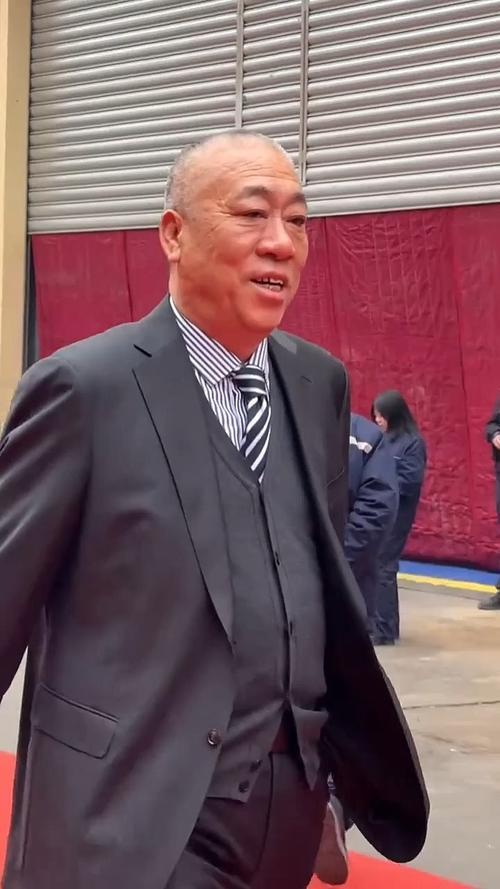 这事儿这两天在网上传疯了，看得我都想去给这个老板打工！

河南有个矿山公司，老板