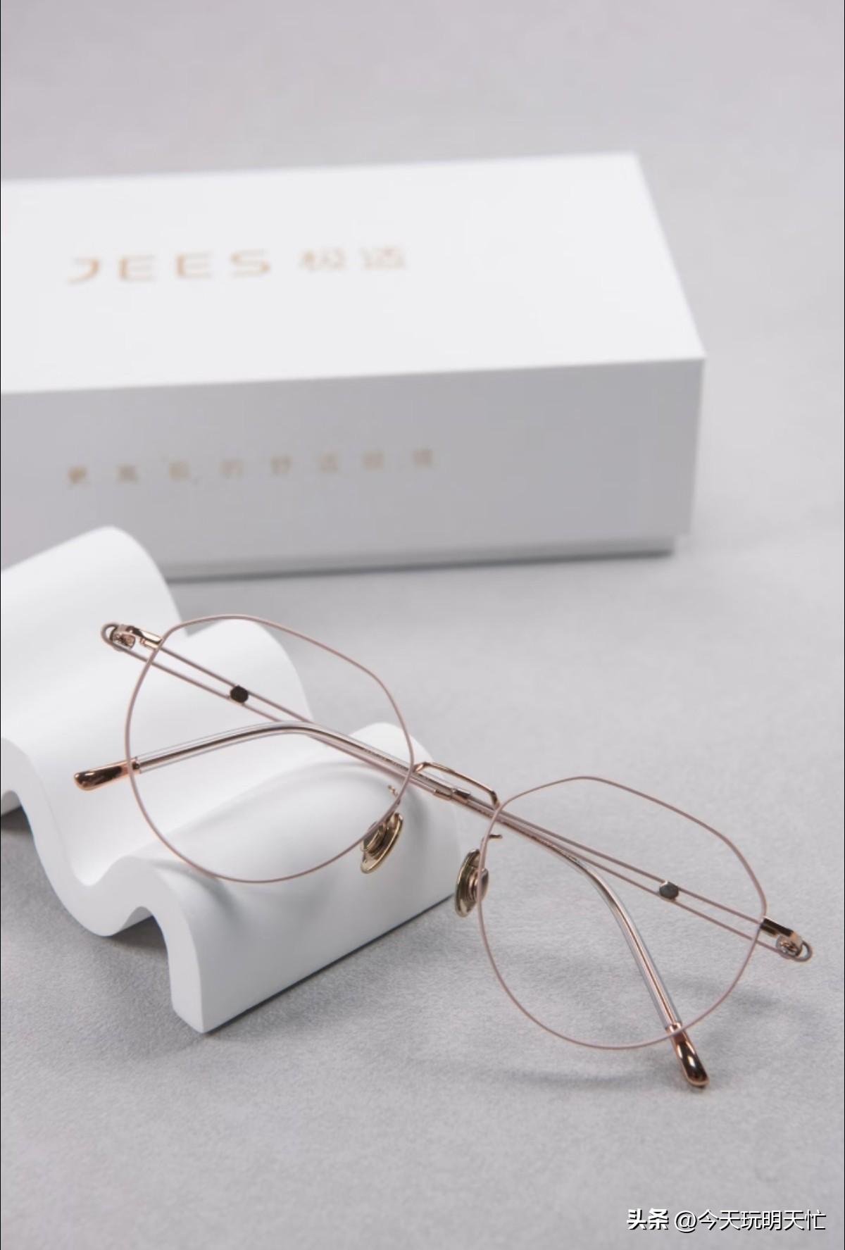 成年人还好，去医院验个光，拿着度数网上配，省钱又方便。
但孩子不一样，当家长的谁