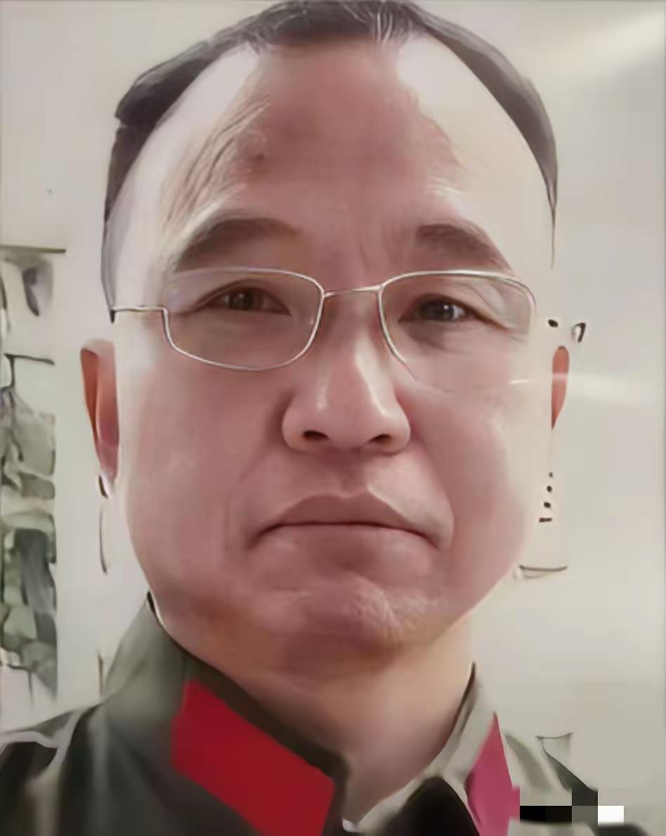 1984年，战士李陶雄中弹牺牲，送葬途中遗体竟两次从车上跌落，护士郑英察觉异样，