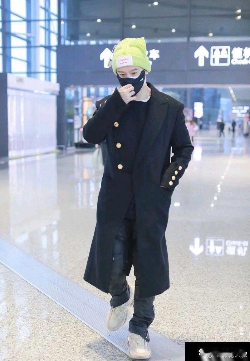晓明哥出门真随意，戴顶绿帽就走了 ​​​
