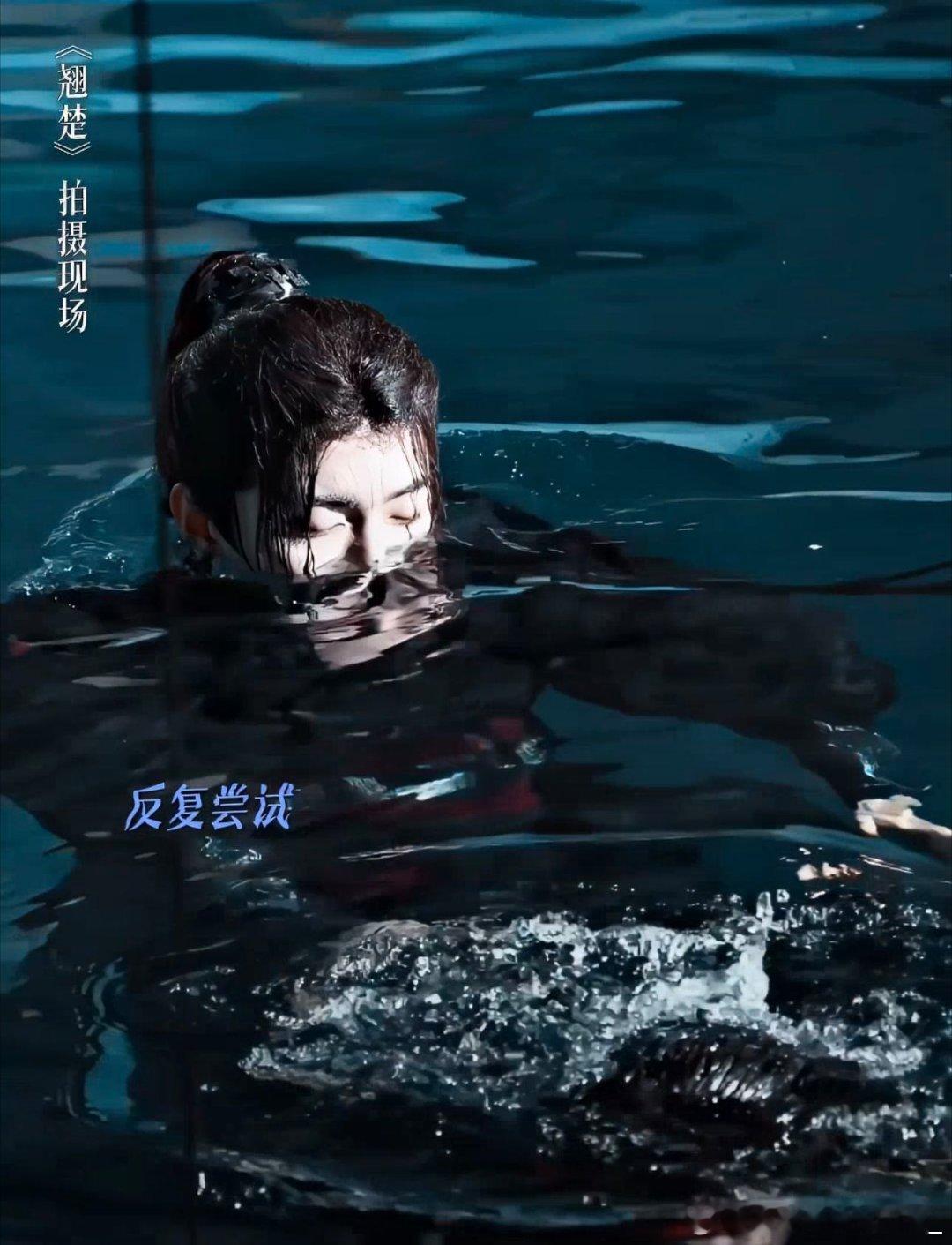 周翊然翘楚打戏花絮拔剑瞬间氛围感直接拉满，一招一式都很有功底，少年意气扑面而来，