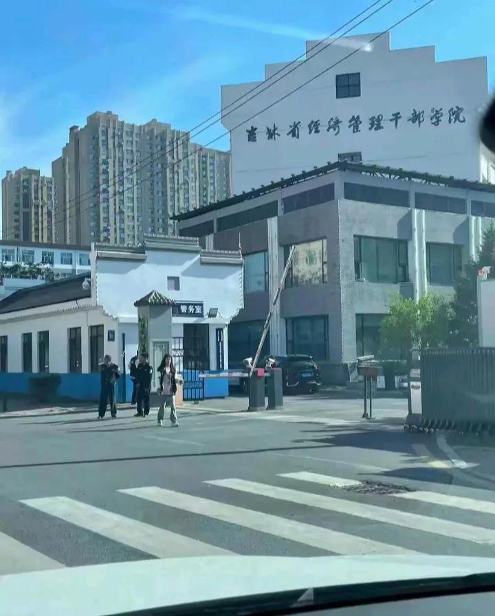 大学学子职业发展飞速，选择哪些行业？该大学的学生职业发展何其迅猛！那么，这所名校