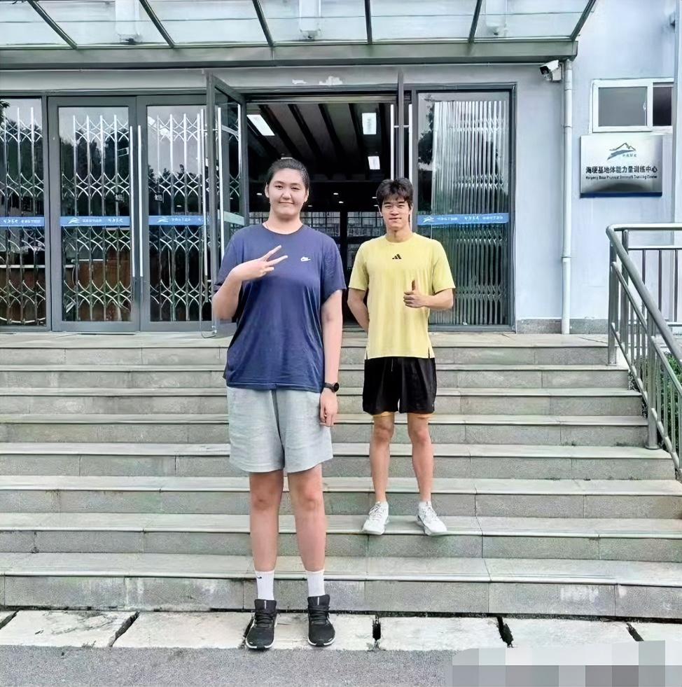 没想到：潘展乐也有“这么矮”的一天😂

大家看看，潘展乐在巨人张子宇面前，太迷