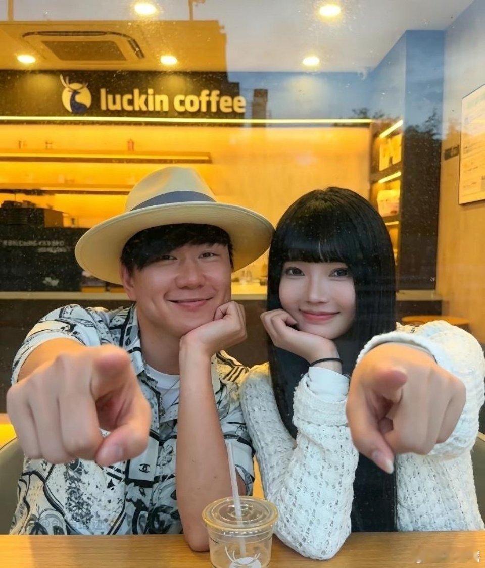 林俊杰现身七七毕业典礼林俊杰出席女友毕业典礼，带妈妈一同见证重要时刻，好事将近，