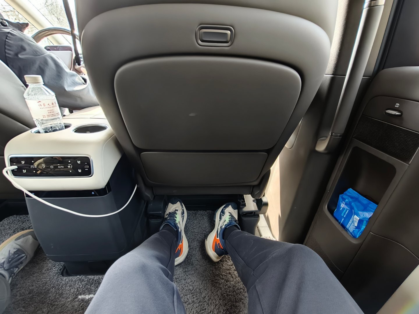 粉丝众筹送我一辆MEGA吧，比较适合我的大长腿 