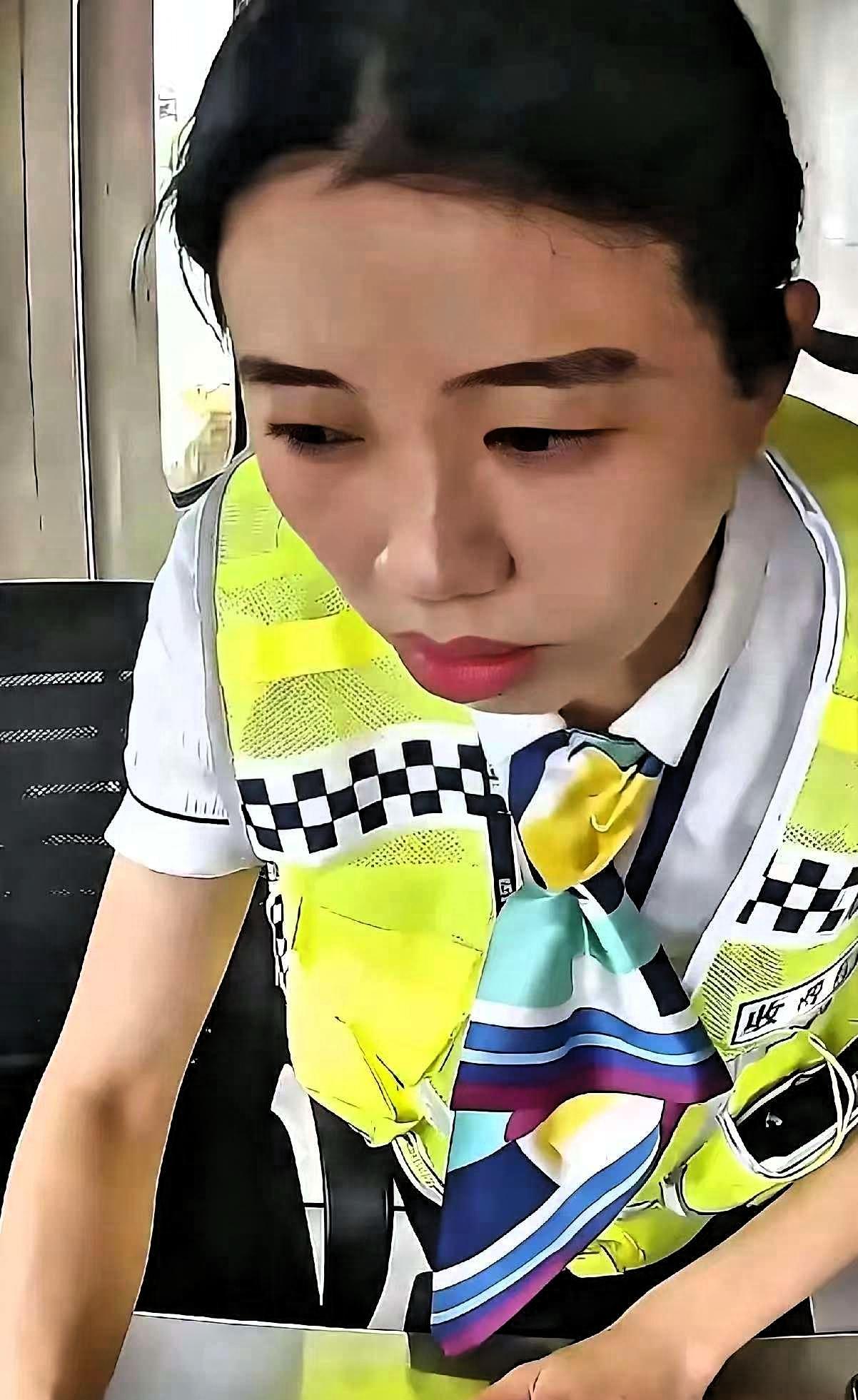 “这个女的火了！”浙江，男子开货车下高速，需要交1396元通行费才能走，没想到，