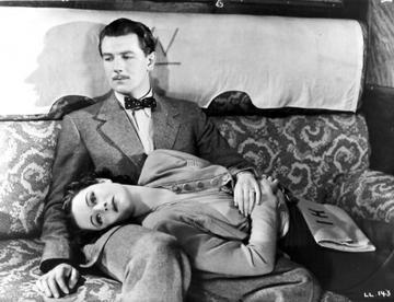 1947年，一位贵妇被几名男子强行从车上拽下来，拖进了精神病院。贵妇一边被拖行，