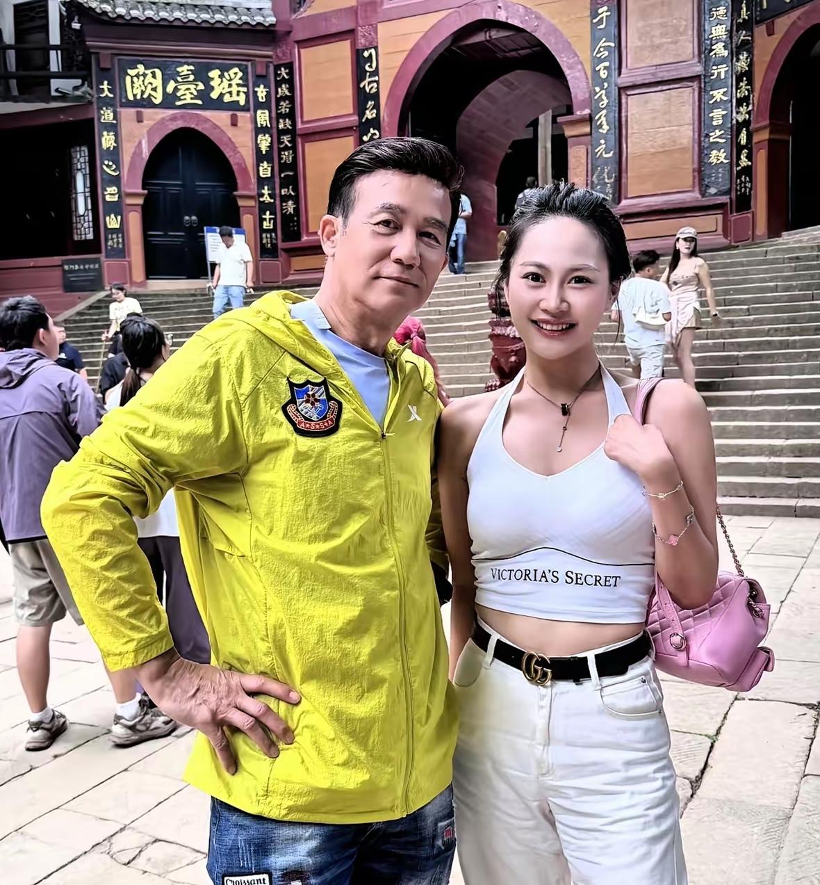 年轻时红遍大江南北的男神，当年迷倒万千女性。岁月匆匆早已淡出荧幕，如今很少有人认