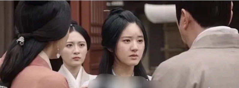 赵露思后面那个女生是谁啊？感觉更好看。。 