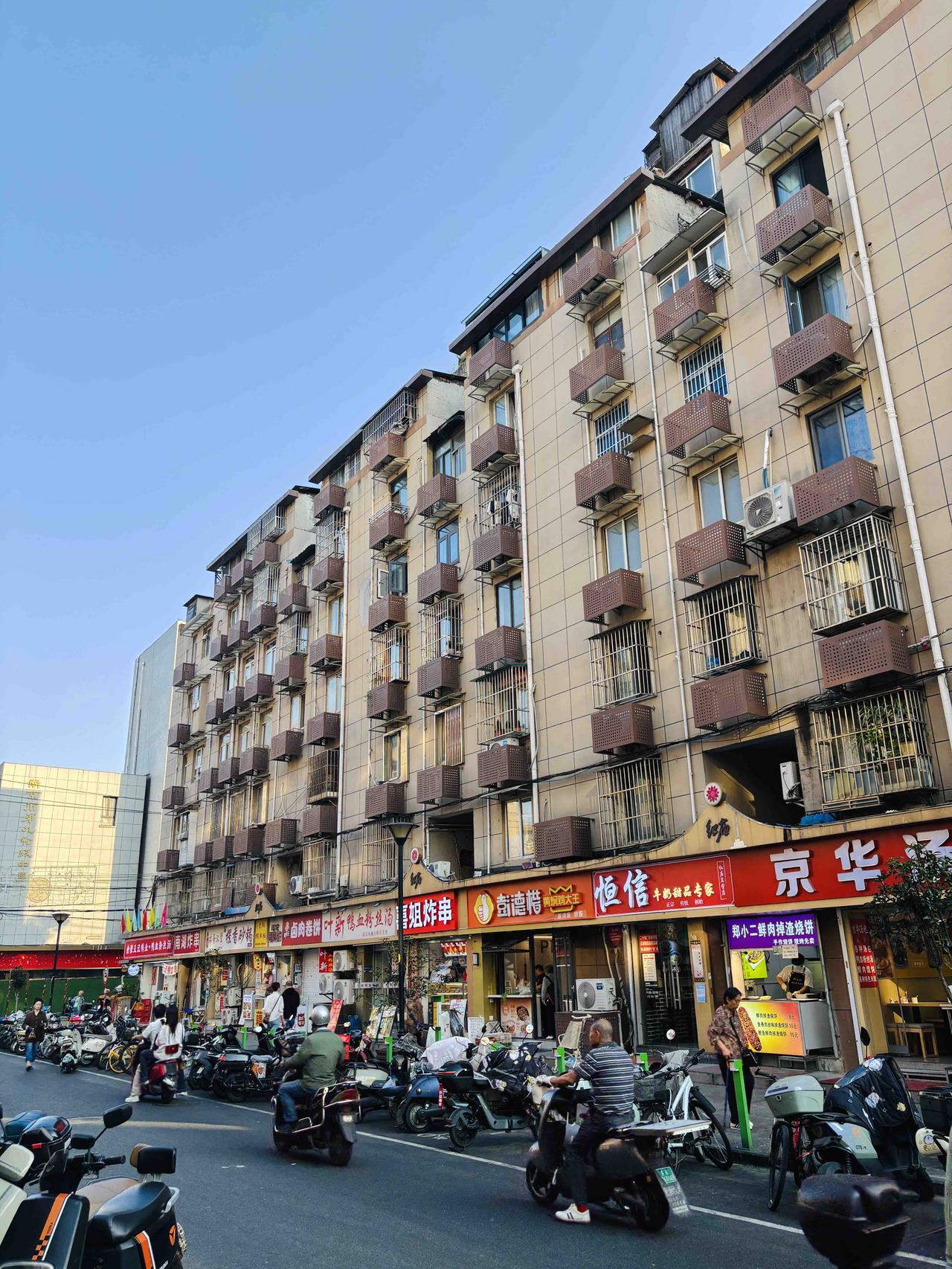 南京新街口红庙街区
芜湖人开的店
南京城 芜湖味[惊喜]