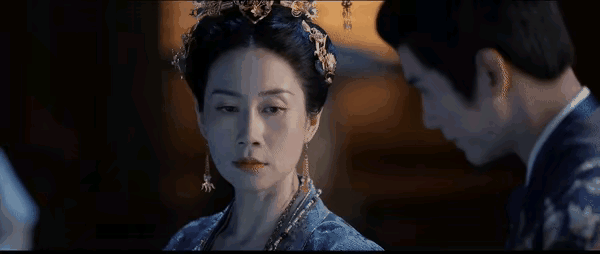 《流水迢迢》裴琰和江慈从监牢回来的那天晚上，裴琰就发现他的母亲容玉蝶对江慈起了杀
