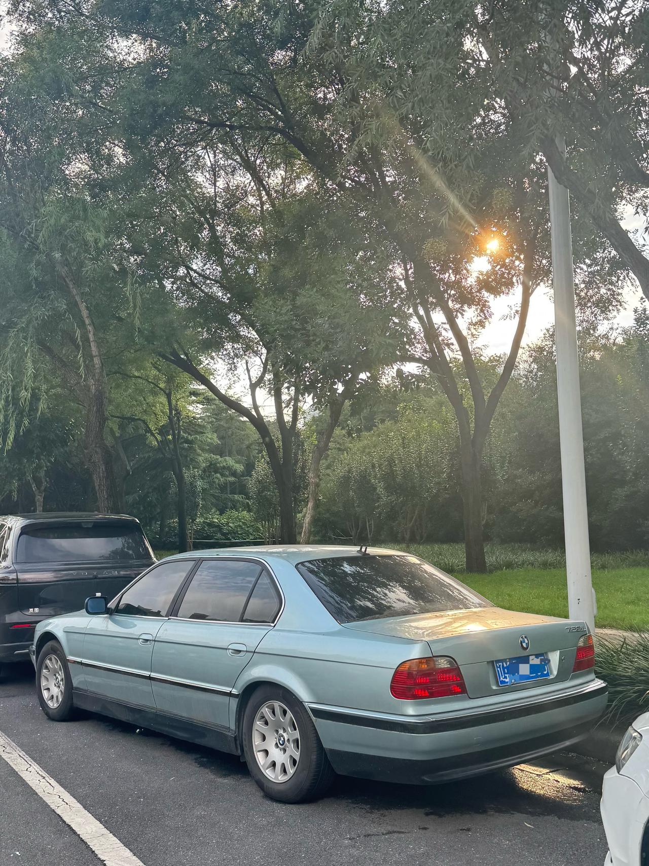 在我家楼下路边看到一辆车，宝马，淡淡的蓝色，特别好看特别高级，不像现在的车感觉色
