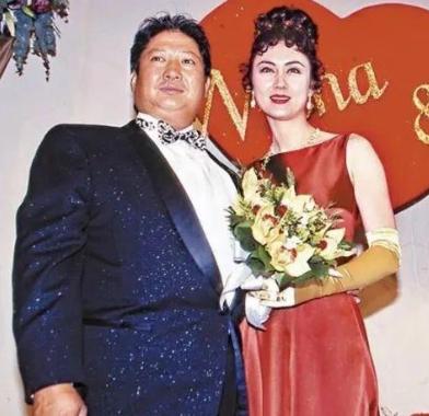 1973年，洪金宝拉着女助理曹恩玉去酒店开房，前台却说：“没结婚证，不能入住！”