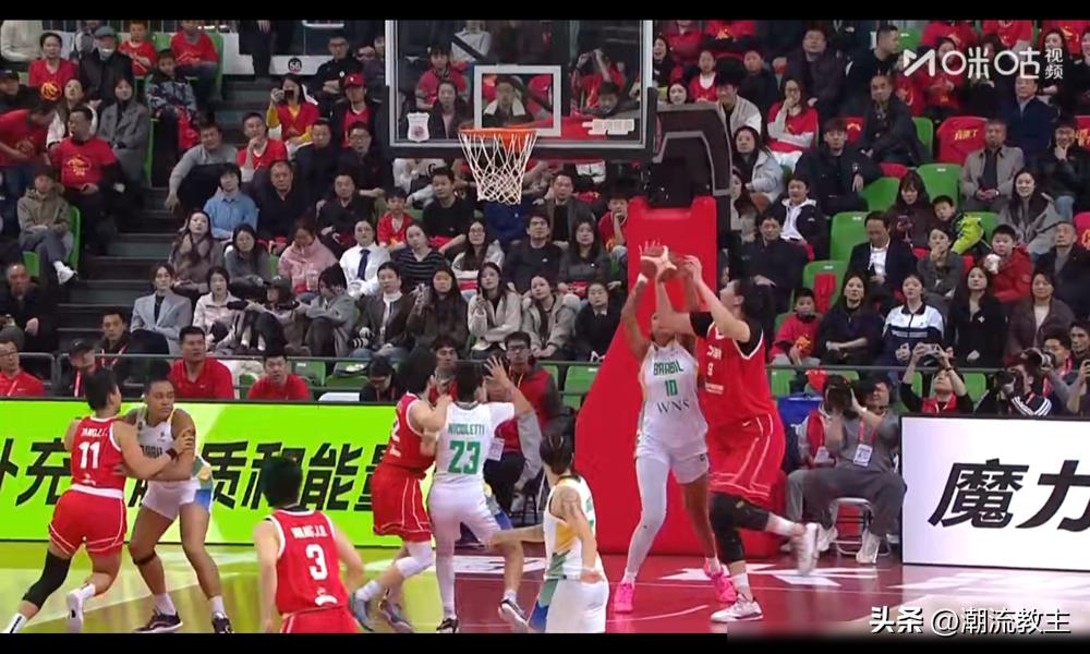 2米01，110公斤，她上场就像把坦克开进了篮球场。
上半场5分钟，8分3篮板