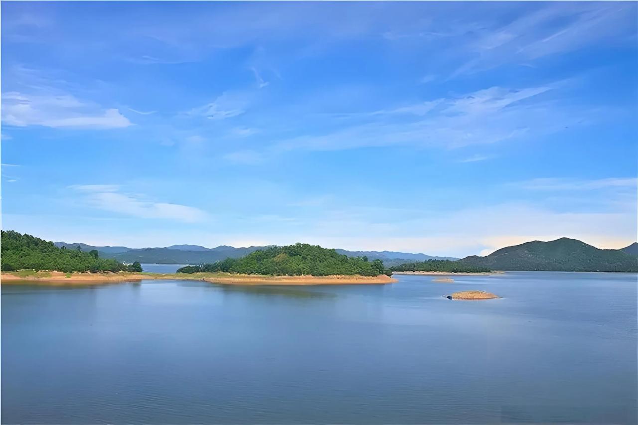 #钓鲫鱼打窝具体打多少为好#钓鲫鱼打窝的量要考虑水域大小、鱼的密度、季节等因素。