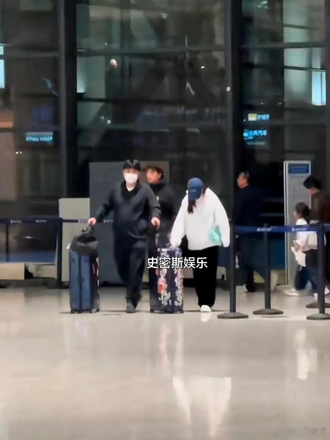 这个黑衣服男是阚清子老公吗？怎么这么像保镖 