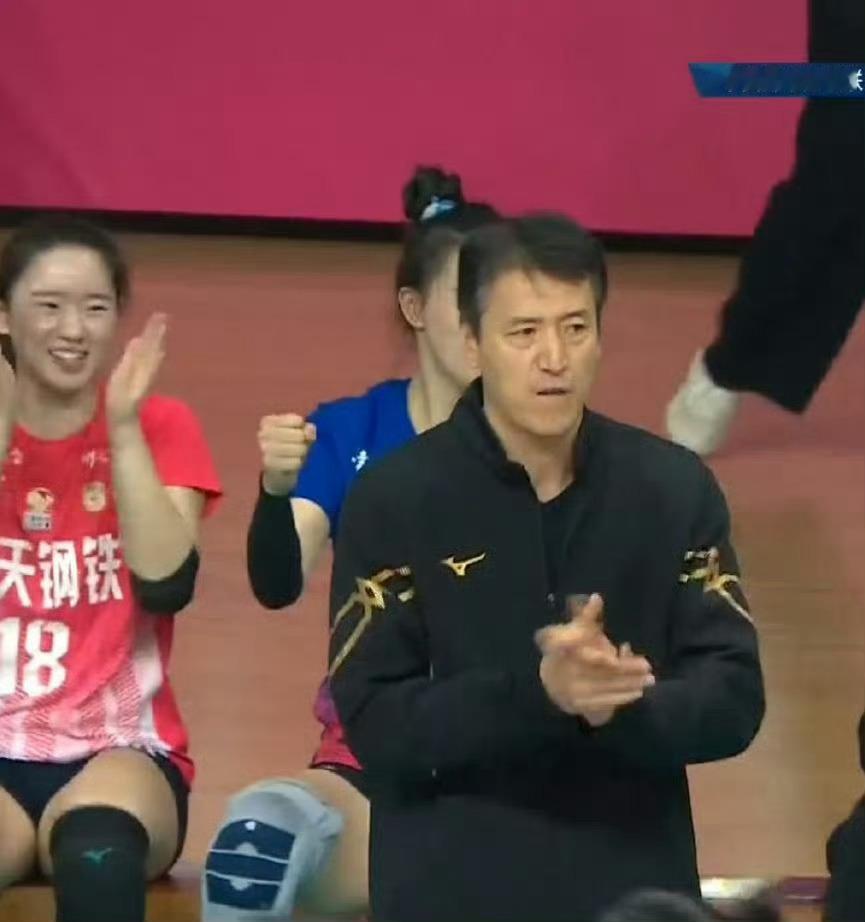 唐欣几乎一直处于崩溃的状态，除了一传以外，发球失误，扣球也经常失误被拦，有球迷粗