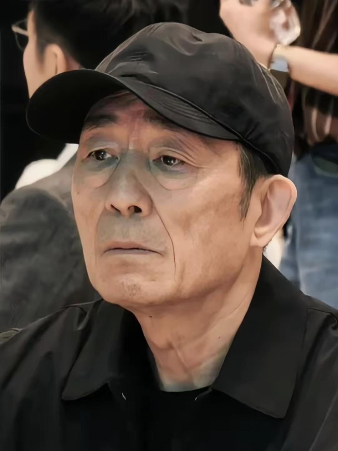 在金鸡奖提名表彰大会上，75岁的著名导演张艺谋被拍到眼圈发青，显得老态龙钟，与昔