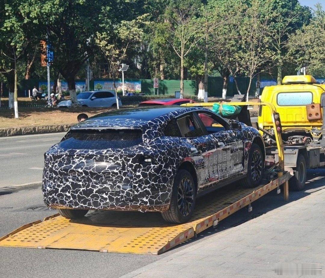 启境的猎装车是不是有种似曾相识的味道门把手是半隐藏的了，伪装车改写名了华为乾坤启