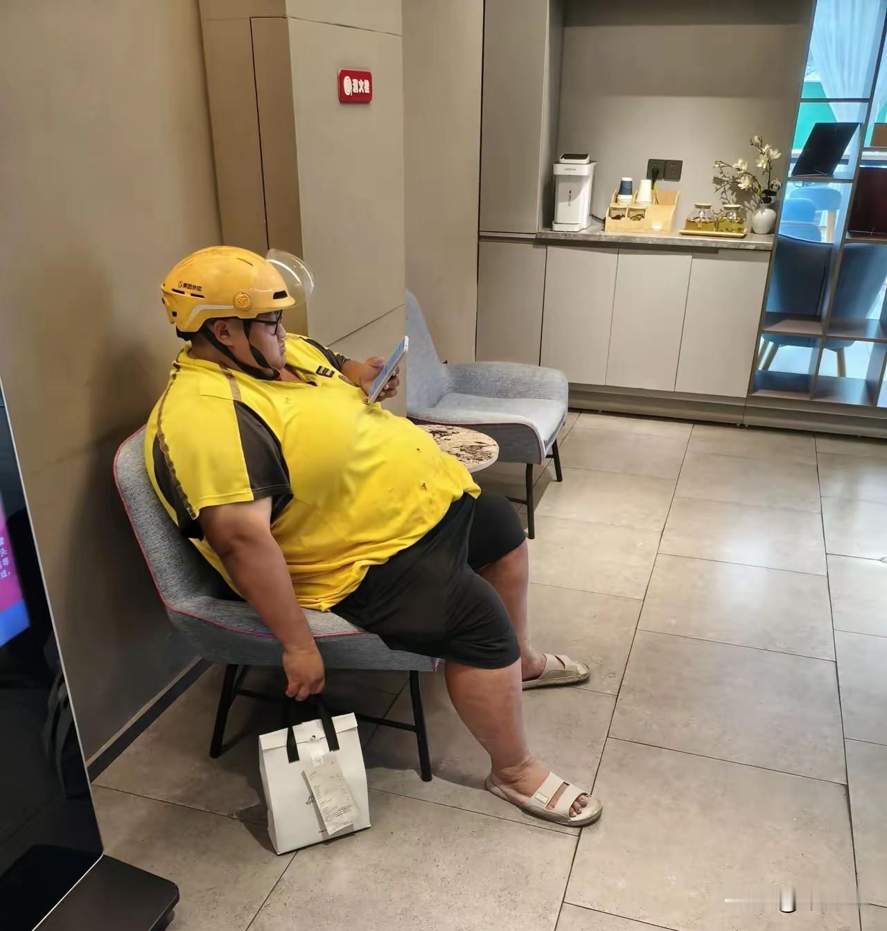 不为挣钱，只为减肥，为300多斤外卖小哥点赞