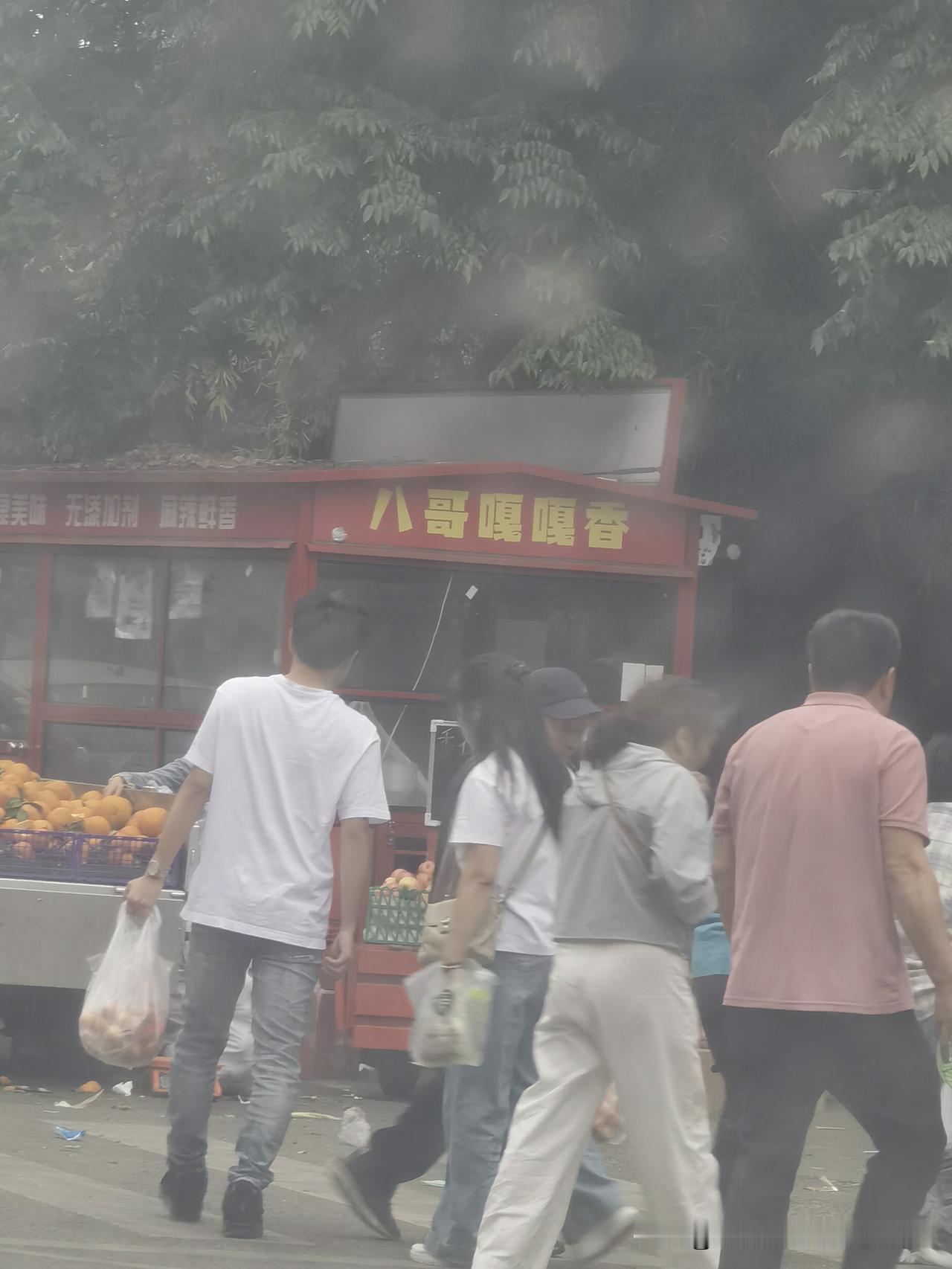 是摊位标牌的事吗？

      这个流动售卖车，这个名册，怎么一眼看过去，总是