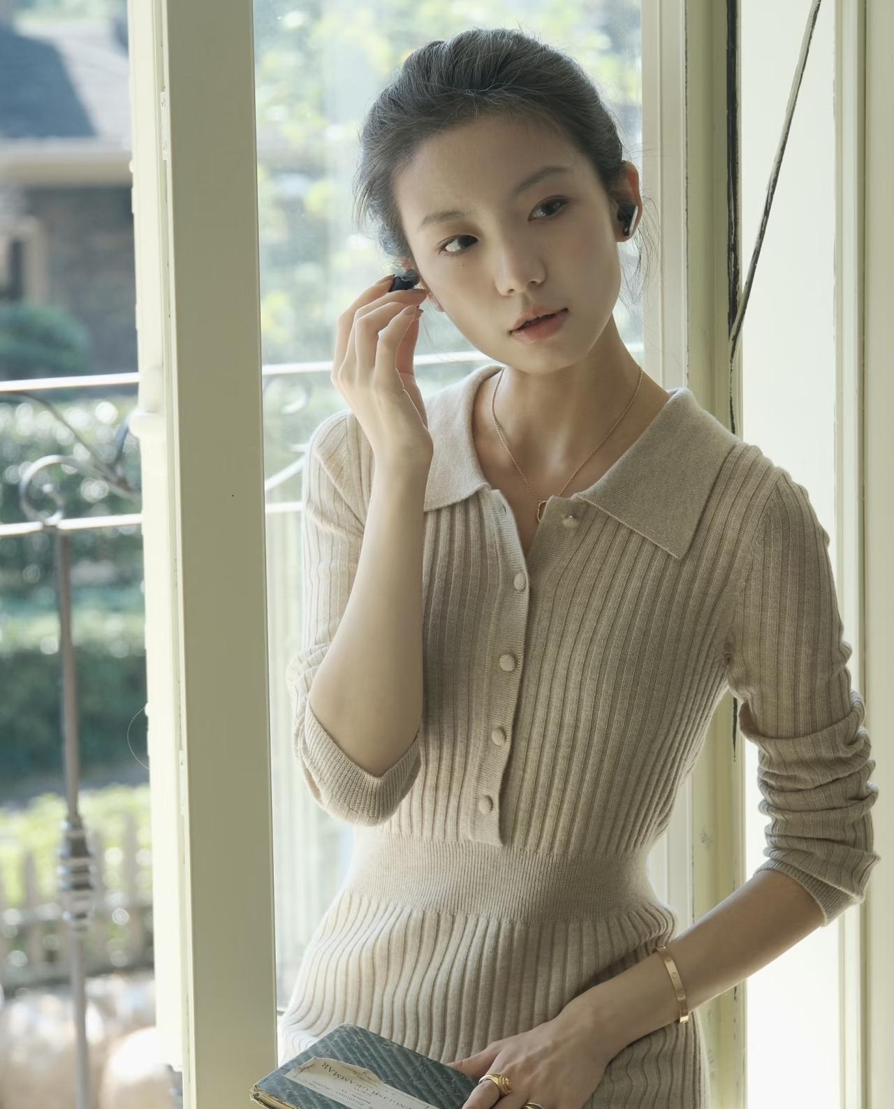 帮儿女带娃的老人，
悄悄老了好多
从前或许还能悠闲散步、安稳作息，
帮衬带娃后，