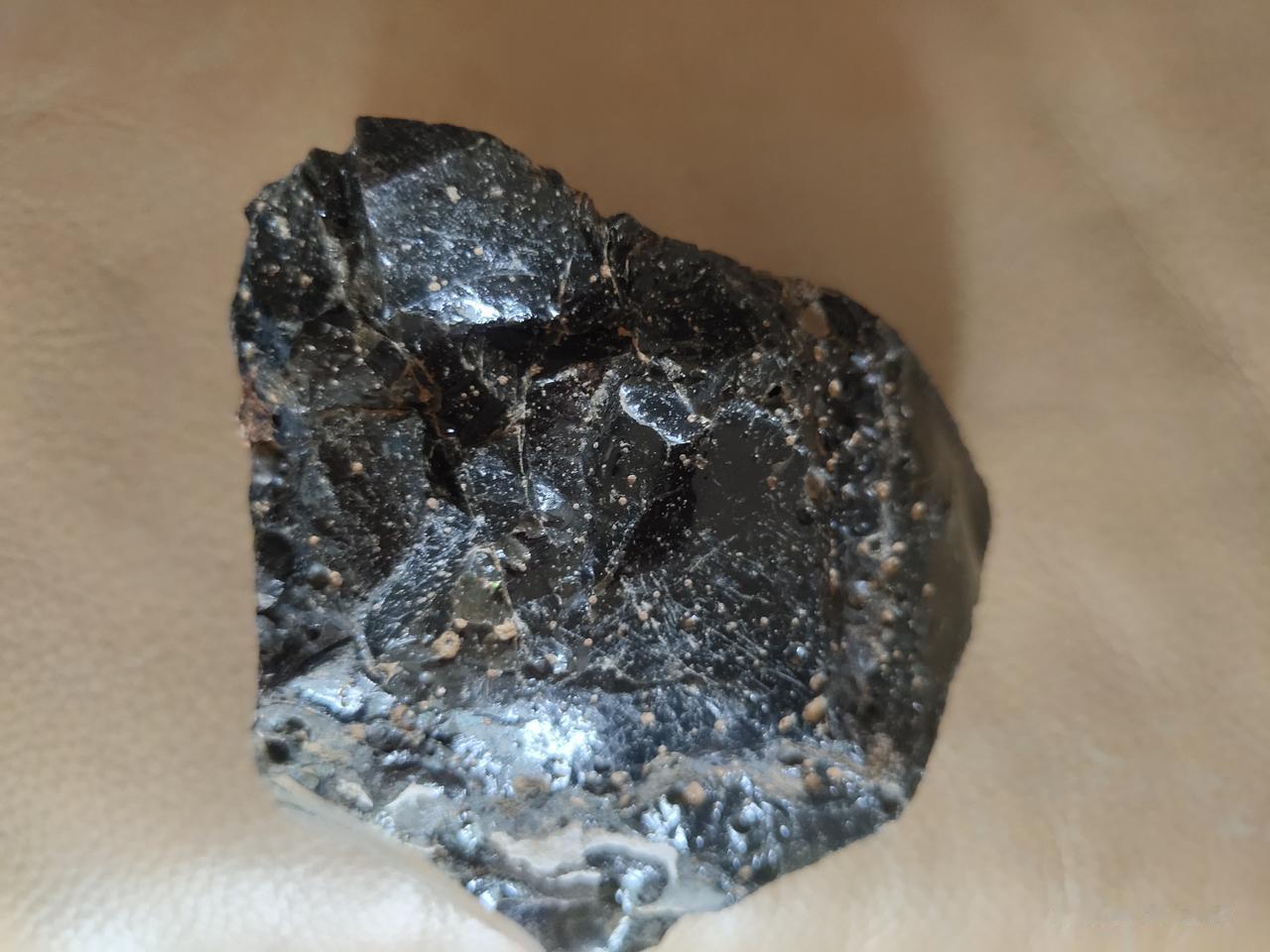 这块黑色的石头，手感沉重，从他表面的纹路和坑洼的程度来看，很像陨石。
当然也许只