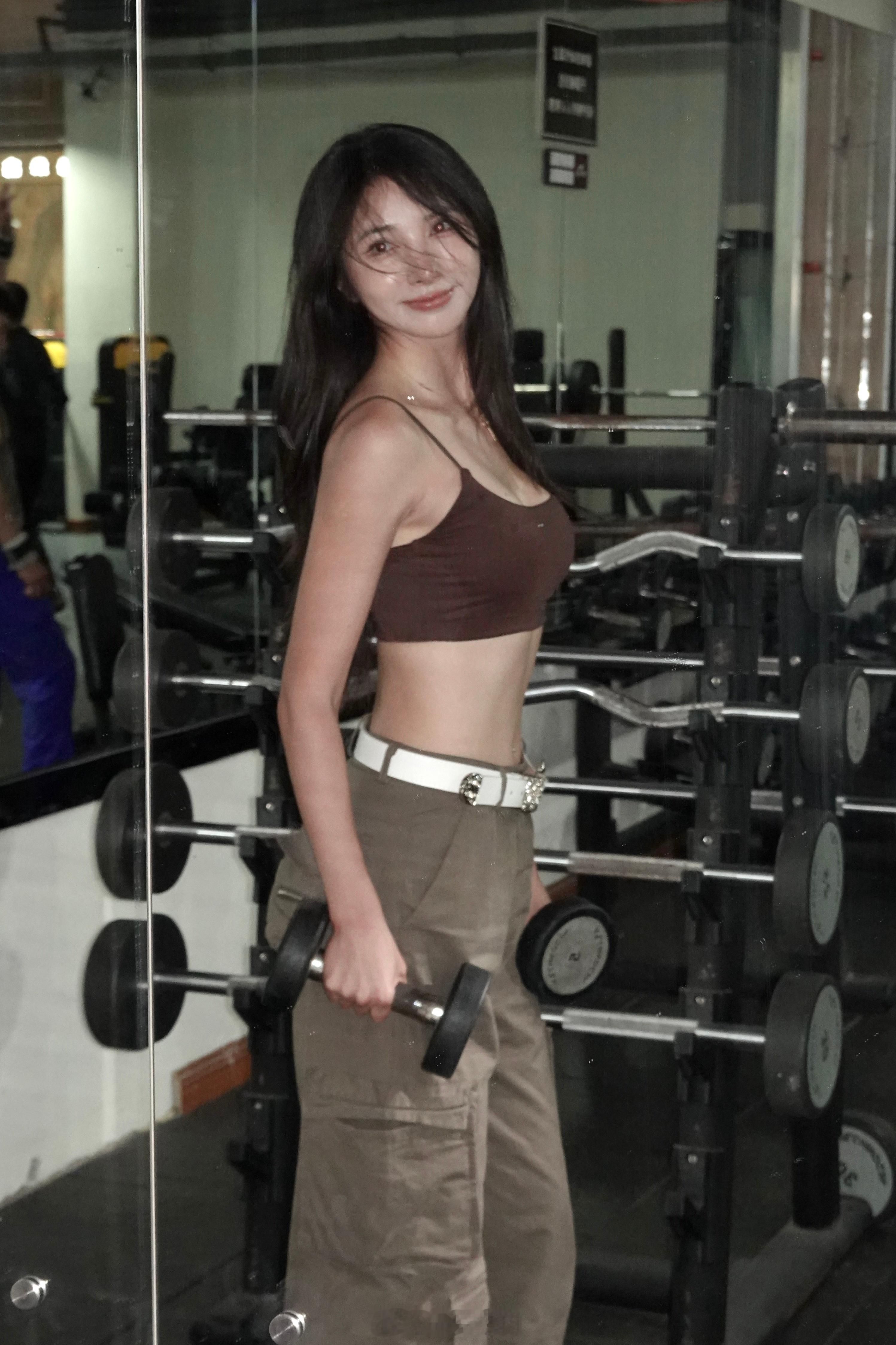 自从开始撸铁真的是各种吃，简直就是大馋丫头对比两年前即控制饮食又疯狂有氧的我胖了