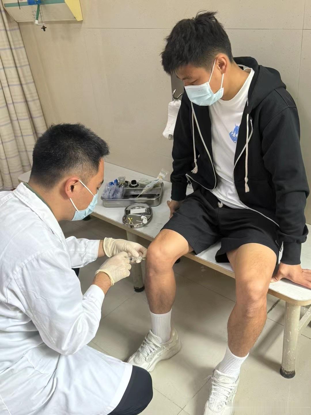 【拼了！武磊完成注射性治疗回归国家队】武磊回国家队报到了，今天下午的航班。又一次