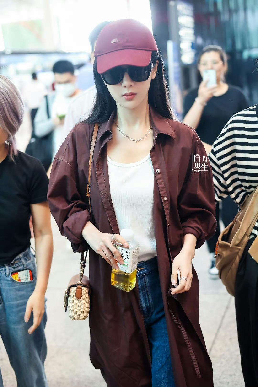 #杨紫出发巴黎#杨紫出发巴黎参加奥运火炬手 ​​​