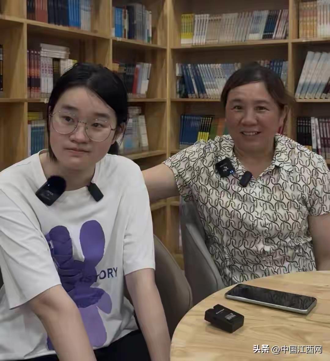四川单亲妈妈工地扛钢管供女儿读书，高考出分日查不到具体分数，分数被屏蔽，母女相拥