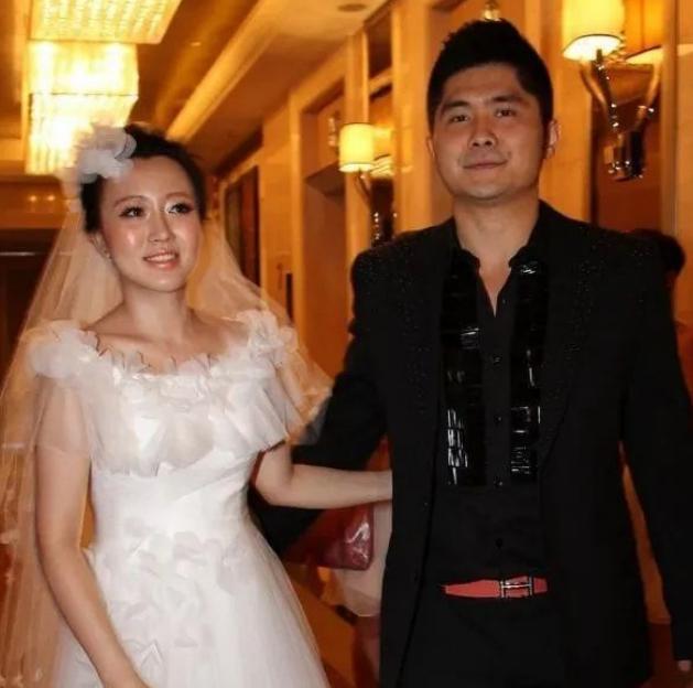 当年身家10亿的石磊，为追求潘长江女儿潘阳，豪掷3000多万送上法拉利。可结婚后