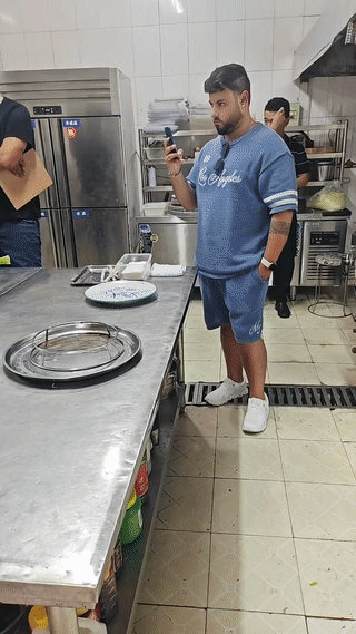 几个以色列招聘人员正在一家饭店后厨现场监督考核中方厨师。
只要这些厨师通过以方的