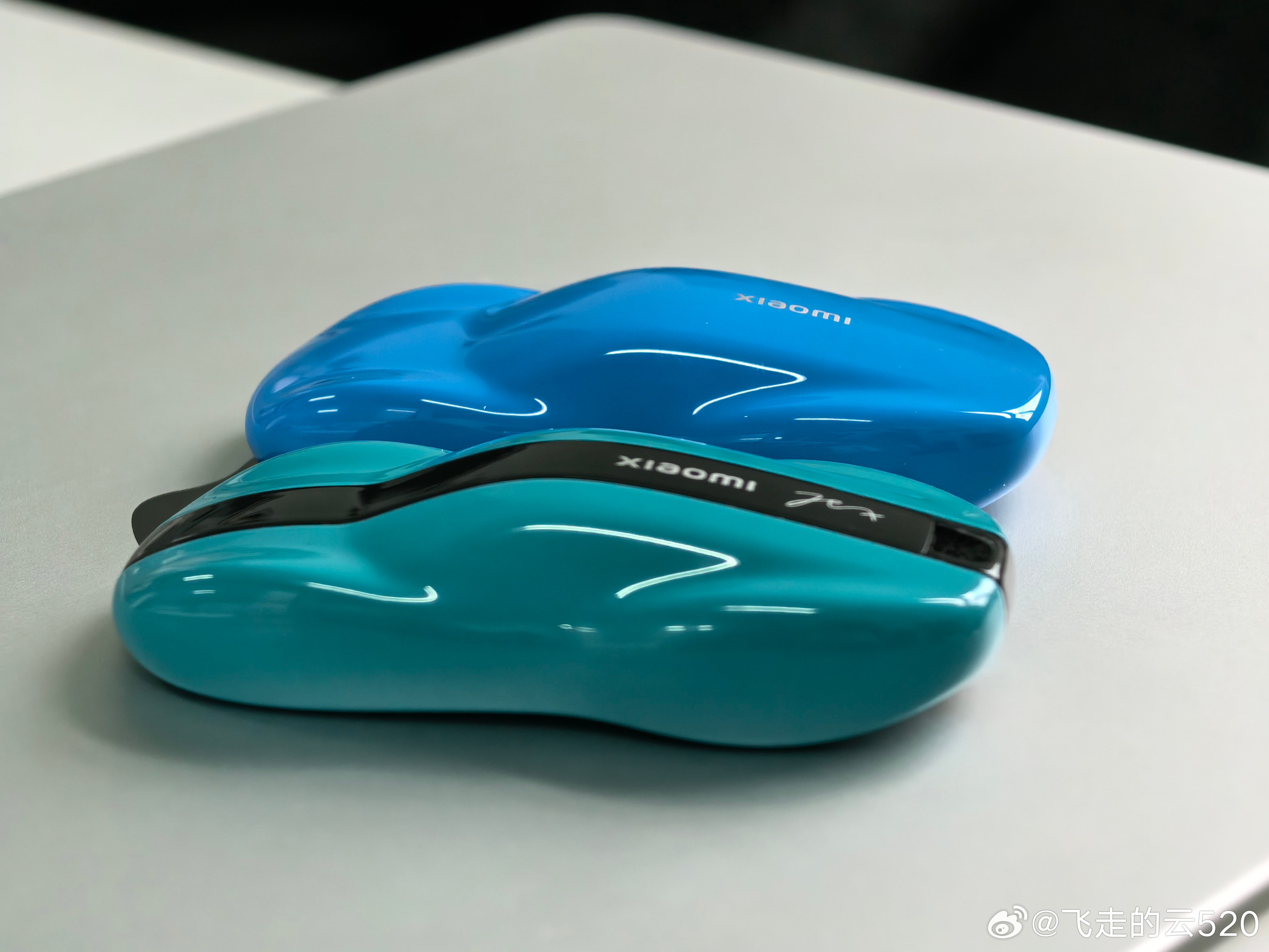 我的小米SU7冰箱贴收到了非常精致，跟我创始版的车钥匙放一起，尺寸很像其实送把钥